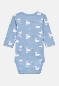 Ανοιχτό μπλε κορμάκι με μακριά μανίκια, διακοσμημένο με σχέδιο κύκνου, νούφαρων και λουλουδιών, κατασκευασμένο από απαλό βαμβάκι με στρογγυλή λαιμόκοψη και κλείσιμο με ασφαλίστρες.