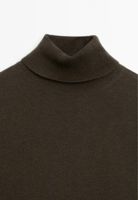 Pull à col roulé en tricot marron foncé avec un col côtelé et une texture lisse sur un fond uni.