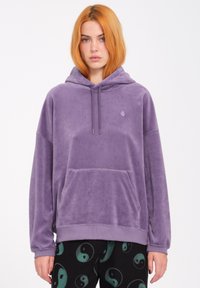 Felpa viola in pile con cappuccio regolabile, tasca a marsupio davanti e polsini a coste. Tessuto morbido con un dettaglio del logo sul petto.