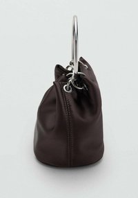 Bolso de cuero marrón con un diseño arrugado y asa de anillo metálico plateado. Presenta herrajes brillantes y una textura suave.