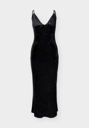 Robe en velours noir avec une silhouette cintrée, un décolleté en V et de fines bretelles ; présente un motif floral subtil et une fente latérale.