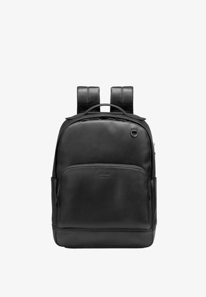 Czarny skórzany plecak z wyściełanymi paskami na ramiona, przednią kieszenią na suwak, fakturowaną powierzchnią oraz górnym uchwytem do przenoszenia.