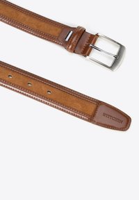 Bruine leren riem met een suede middenstuk, zilveren metalen gesp, meerdere verstelgaten en "WITTCHEN" geperst op de uiteinde.