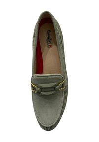 Scarpa slip-on grigia in suede con lato in rete testurizzata, dotata di una fibbia decorativa color oro e soletta rossa. Design con punta arrotondata.