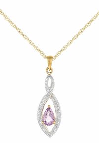 Guldkæde med en tofarvet vedhæng, der har et sølv snoredesign, en tårnformet lilla ædelsten i midten og små accenter.