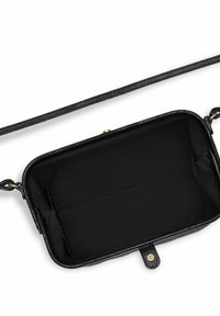 Czarna skórzana torebka typu crossbody o teksturowanym wykończeniu, z zamkiem błyskawicznym i gładkim wnętrzem. Posiada cienki, regulowany pasek do noszenia.