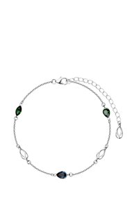 Srebrna bransoletka z zielonymi i niebieskimi kamieniami w kształcie łzy, połączona delikatnym łańcuszkiem, z minimalistycznym akcentem w postaci liścia.