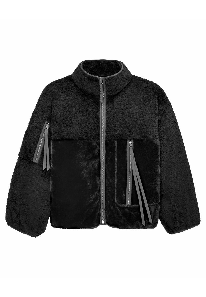 Giacca di pile nera con colletto alto, dotata di chiusura con zip e due tasche con zip. Tessuto texturizzato con dettagli lisci e zip grigie.