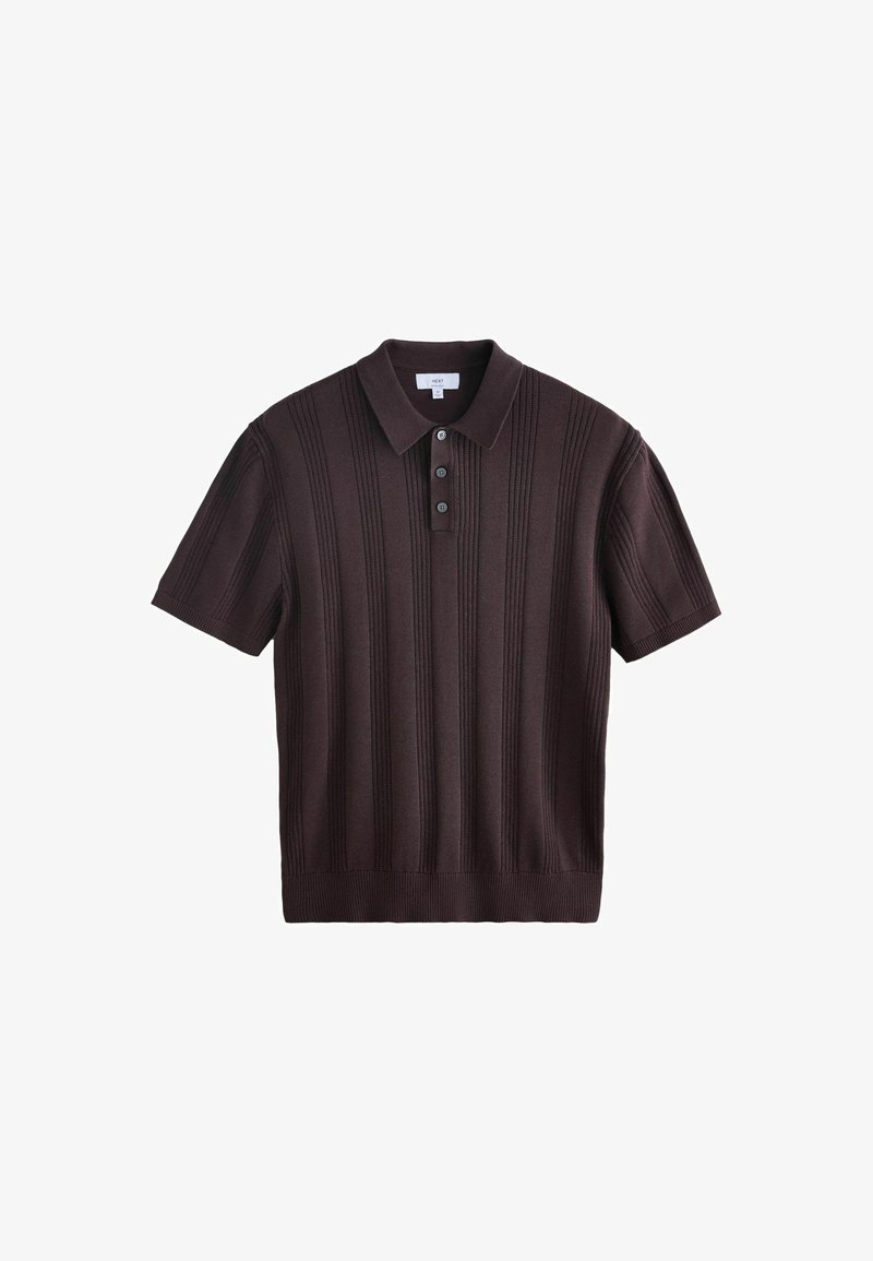 Polo marron foncé à manches courtes avec texture côtelée verticale et trois boutons noirs sur la patte de boutonnage.