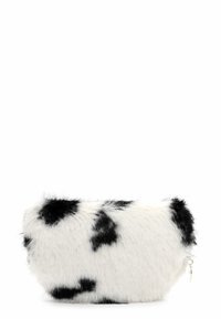 Clutch in finta pelliccia bianca con stampa a macchie di mucca nera, forma arrotondata, chiusura con zip e texture morbida. Presenta una leggera lucentezza e una sensazione di morbidezza.