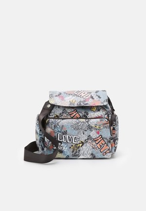 Harmaa viestilaukku, jossa on värikkäitä graffitityylisiä kuvioita, kankaasta valmistettu, säädettävä ruskea hihna ja läppäkiinnitys napilla.