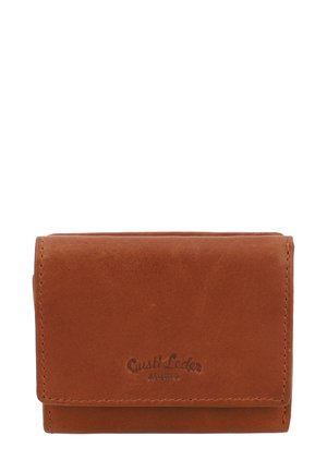 Cartera de cuero marrón con una textura suave, diseño bifold y logo en relieve en la parte frontal. Presenta costuras limpias y simples, sin adornos.