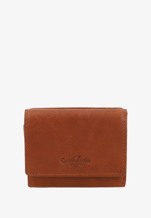 Cartera de cuero marrón con una textura suave, diseño bifold y logo en relieve en la parte frontal. Presenta costuras limpias y simples, sin adornos.