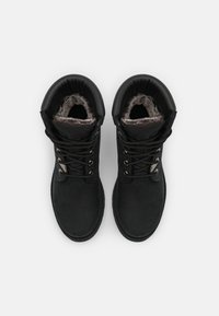 Svarta ankelstövlar med en mockayttermaterial, runt tå, fuskpälsfoder, svarta snören och metallögon. Sula med tonad sömnad.