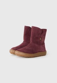 Bottines en daim bordeaux avec une texture douce, bout rond et semelle en caoutchouc marron clair avec un profil antidérapant.