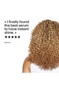 Cheveux blonds bouclés avec des boucles brillantes et bien définies vus de dos, accompagnés d’un avis cinq étoiles louant un sérum capillaire pour un éclat instantané.