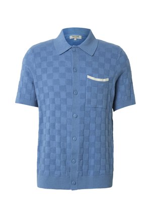 Chemise tricotée bleue à manches courtes avec motif à carreaux, boutons sur le devant, col et poche poitrine ornée d'un bord blanc.