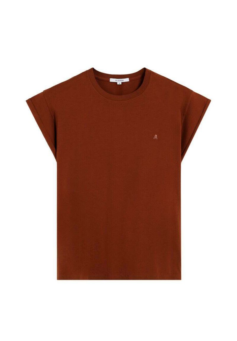 Camiseta de color óxido, de manga corta y hecha de algodón. Presenta un escote redondo y un pequeño detalle de logo en el pecho. Textura suave.
