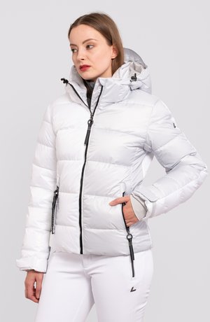 Veste argentée matelassée avec un col haut et une capuche ajustable, dotée de fermetures éclairs noires, de poches latérales et d'une texture matelassée.