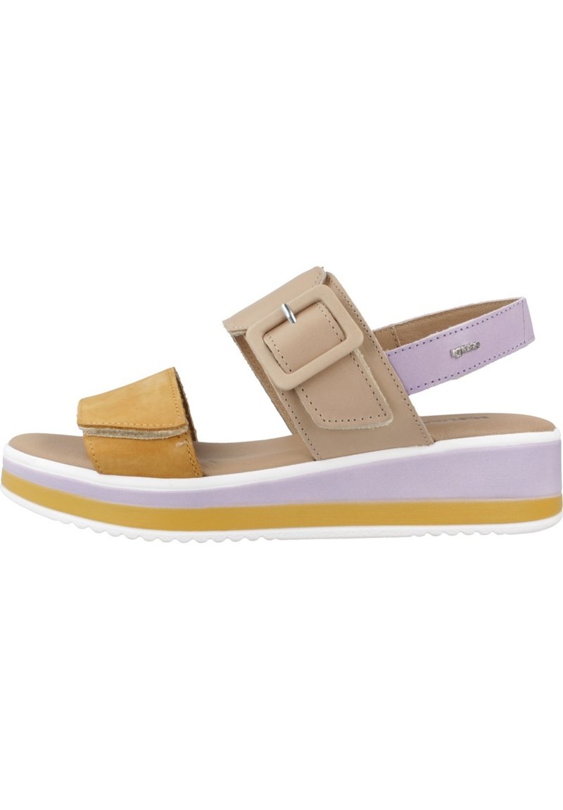Sandale en cuir beige et jaune avec boucle réglable, bout ouvert, et semelle de plateforme multicolore avec des rayures blanches, violettes et jaunes.