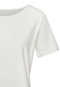 T-shirt bianco a maniche corte con scollatura rotonda, realizzato in tessuto di cotone liscio. La trama è morbida e la forma è leggermente aderente.