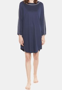 Camicia da notte blu navy a maniche lunghe con scollo tondo e finiture bianche lungo le maniche. Tessuto morbido e drappeggiato con forma a A.