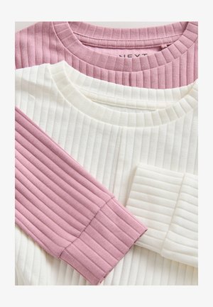 Tres camisetas acanaladas: una rosa claro y dos blancas. Las camisetas tienen escotes redondos y tela texturizada con costuras y puños visibles.