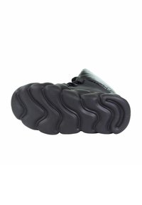 Czarne sneakersy z teksturowaną, falistą gumową podeszwą i gładką cholewką. Zawierają sznurówki i wyściółkę w kołnierzu dla wygody.