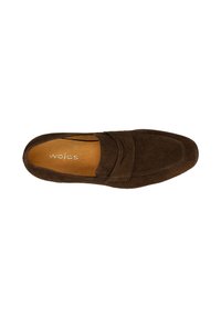 Mocassin marron en daim à enfiler avec un détail de bride cousue et semelle intérieure couleur camel marquée "wojas", vu de dessus.