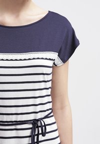 Vestido a rayas en azul marino y blanco con mangas cortas, que presenta un borde de encaje en el escote y una cintura ajustable con cordón. Tejido de mezcla de algodón.