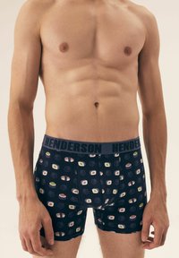 Granatowe slipy bokserskie z wzorem sushi, wykonane z miękkiego materiału, z szarym pasem w talii z napisem "HENDERSON" w wyraźnych literach.