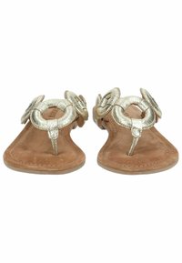 Sandales tongs dorées métalliques avec détails d'accent circulaires, semelle intérieure en daim marron doux, semelle plate et design minimaliste.