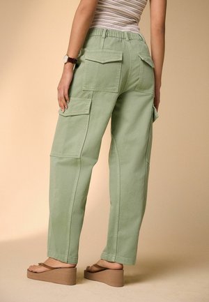 Next, REGULAR FIT - BARREL LEG CARGO TROUSERS . - Cargobukser - khaki green