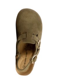 Zuecos de ante verde con punta redonda, correa ajustable con hebilla y detalles de costura sutiles en suela de madera color canela.