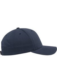 Șapcă de baseball bleu marin, fabricată dintr-un material textil, cu vârf curbat, design cu șase panouri, găuri de ventilație și curea ajustabilă în spate.