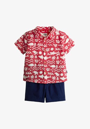 Rotes kurzärmeliges Hemd mit weißen ozeanischen Mustern, kombiniert mit marineblauen Shorts für Kleinkinder.