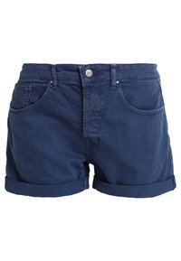 Shorts en denim bleu foncé, dotés d'une taille haute, de revers roulés, de poches avant et d'une fermeture à bouton en métal. Texture lisse avec une coupe décontractée.