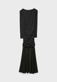 Robe noire à manches longues avec un corps froncé et une jupe fluide et transparente, présentée sur un fond clair uni.