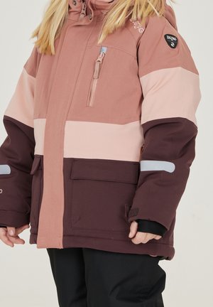 Veste d'hiver bicolore en nuances de rose et de bordeaux. Comprend une poche poitrine zippée, deux poches avant et des poignets ajustables. Tissu texturé.