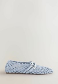 Chaussure plate tissée bleu clair avec un design texturé, présentant deux sangles ajustables et un bout rond. Semelle lisse avec une traction minimale.