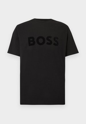 Μαύρο βαμβακερό μπλουζάκι με τη λέξη "BOSS" σε υφασμένο, ελαφρώς ανάγλυφο σχέδιο. Κλασικός στρογγυλός λαιμός και κοντά μανίκια.