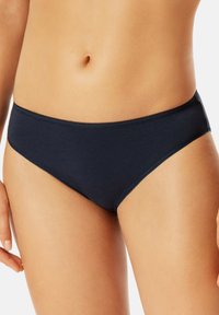 Dunkelblaue Baumwollmischung Unterwäsche mit glatter Textur, niedrig geschnittenem Design und schmalem elastischem Bund. Schlichte Stil ohne zusätzliche Muster oder Akzente.