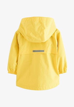 Sárga vízálló dzseki kapucnival, rugalmas mandzsettákkal és fényvisszaverő csíkkal a háton. Sima textúra, térd hosszúságú kialakítás.