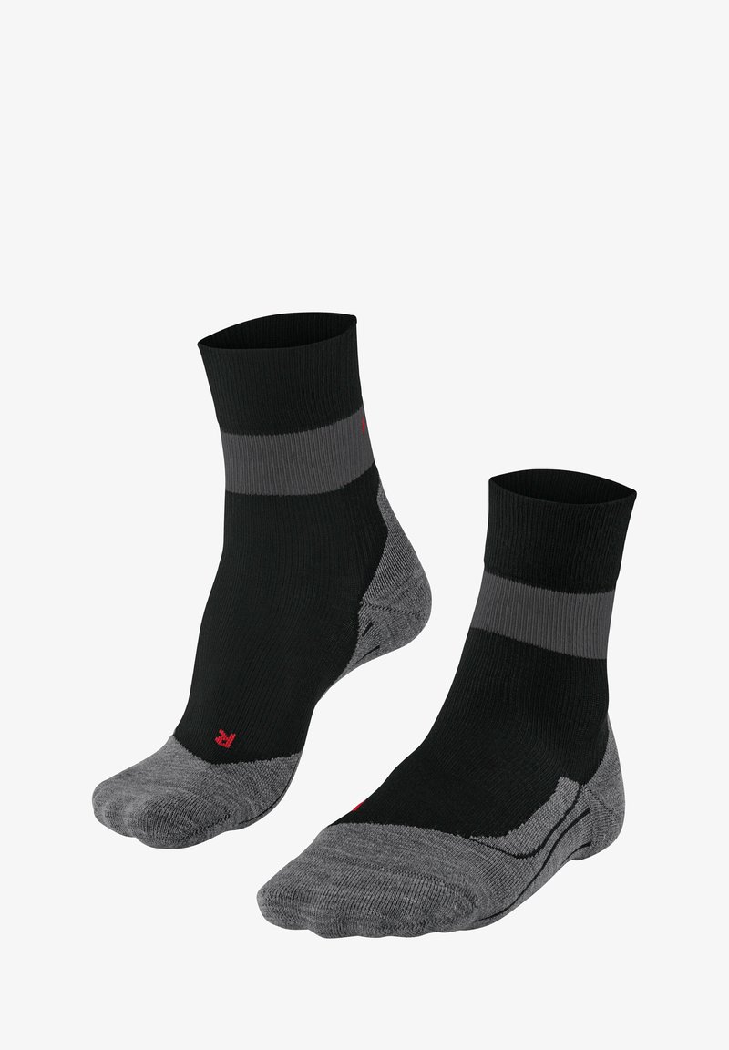 Schwarze und graue Knöchelsocken mit gerippter Textur, ausgestattet mit einem grauen Streifen und verstärktem Zehenbereich. Rote Logodetails an der Seite.