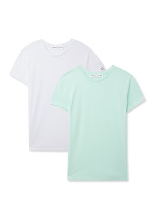 Due magliette a manica corta; una bianca, l'altra verde menta. Tessuto di cotone morbido con scollatura rotonda, design semplice e senza motivi o dettagli visibili.