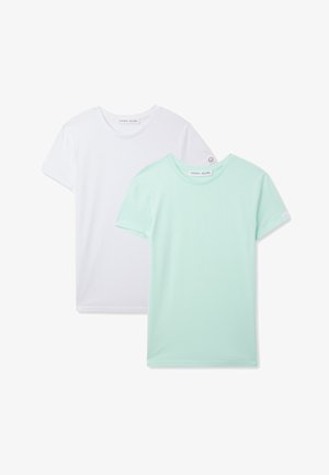 Due magliette a manica corta; una bianca, l'altra verde menta. Tessuto di cotone morbido con scollatura rotonda, design semplice e senza motivi o dettagli visibili.