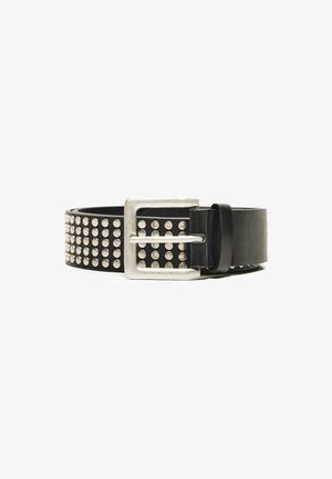 Cintura in pelle nera con borchie rotonde argentate e una grande fibbia rettangolare argentata, arrotolata piatta su sfondo bianco.