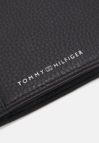 Tommy Hilfiger TRANSIT FLAP AND COIN - Peněženka - black