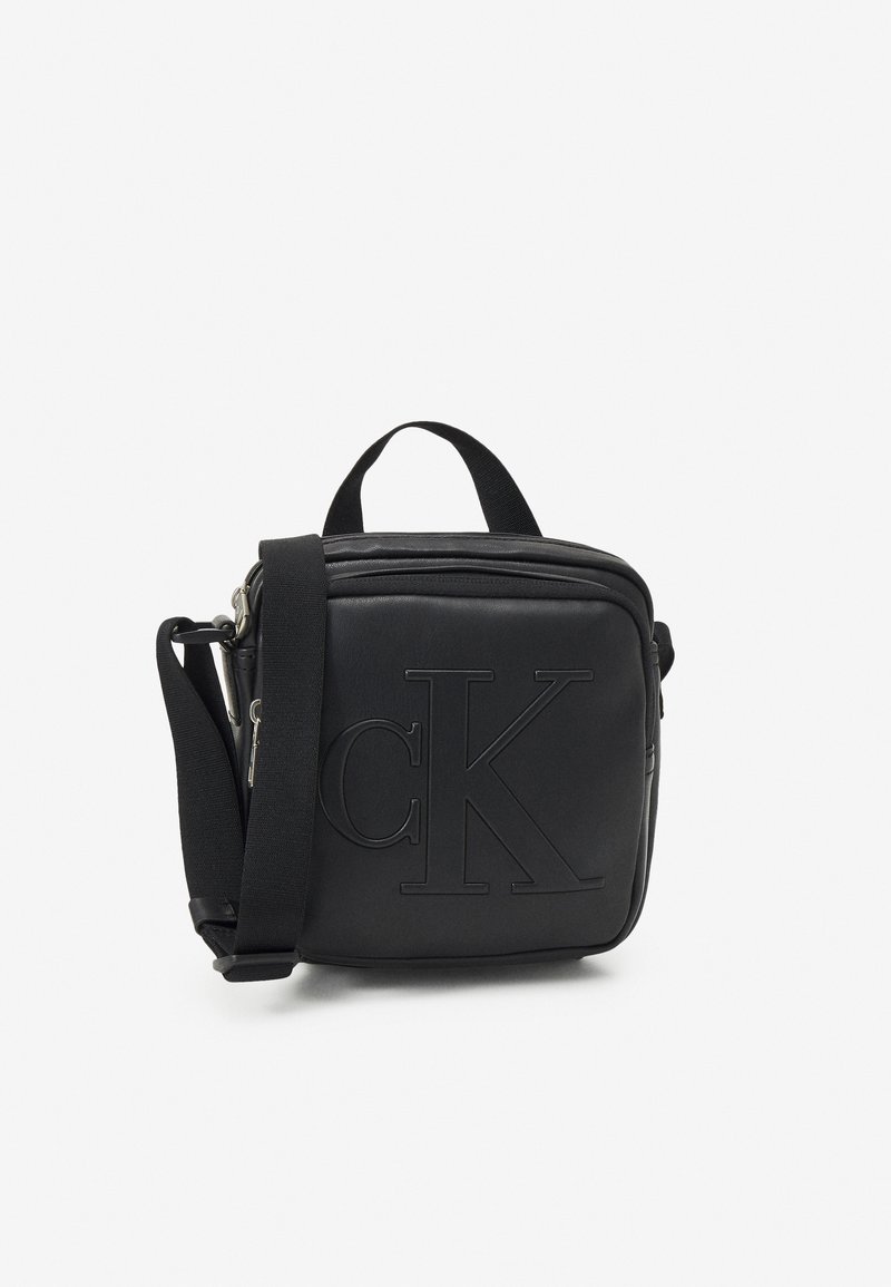 Calvin Klein Jeans MONOGRAM SOFT CAMERA BAG UNISEX Umhängetasche