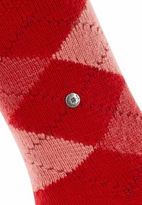Calcetín con un diseño de patrones en rojo y rosa, con un motivo de diamantes. Presenta un acento de logo plateado y una tela de punto texturizada para mayor durabilidad.